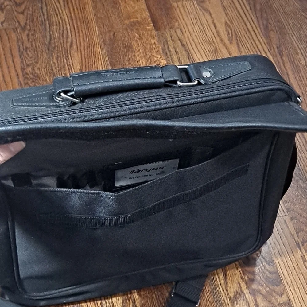 Targus Black Traditional Laptop Messenger Case